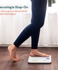 Bilancia con tecnologia Step-On che si attiva automaticamente salendoci sopra, pratica e immediata per uso quotidiano senza pulsanti