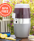 Contenitore bevande Avilia BPA free in ambiente esterno giardino con cola scura, limoni freschi, perfetto per feste all'aperto