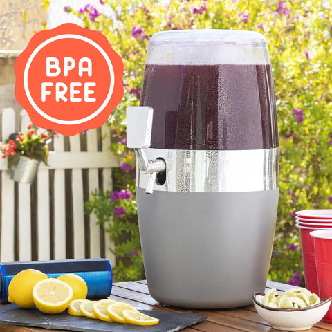 Contenitore bevande Avilia BPA free in ambiente esterno giardino con cola scura, limoni freschi, perfetto per feste all'aperto