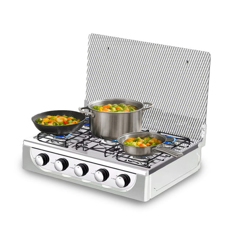 Piano cottura a gas Staylux 5 fuochi con pentole e padelle, verdure fresche in cottura, cucina moderna efficiente