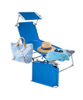 Lettino da sole blu con accessori spiaggia completi: borsa a righe, cappello di paglia, telo azzurro e parasole regolabile