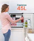 Mini frigo 45L utilizzato da donna in cucina, capacità ottimale per uso personale e conservazione bevande quotidiana