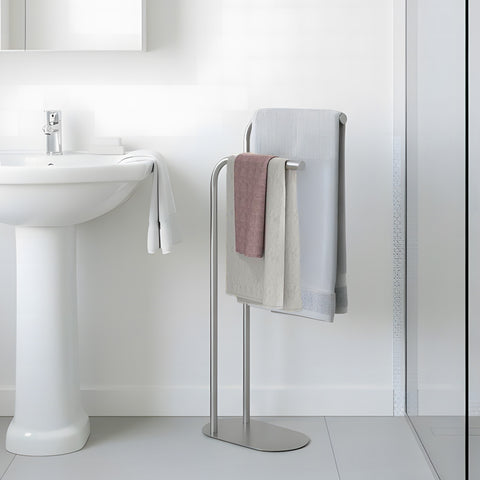 Piantana Portasciugamani 2 Bracci In Acciaio Con Base Ovale 17x30x82cm