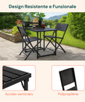 Dettaglio sedie pieghevoli con struttura in acciaio verniciato e sedute in polipropilene resistente per uso esterno