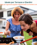Due donne che cucinano insieme al barbecue in giardino, perfetto per grigliate con famiglia e amici su terrazze