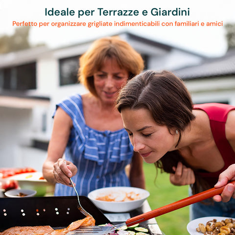 Due donne che cucinano insieme al barbecue in giardino, perfetto per grigliate con famiglia e amici su terrazze
