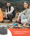 Una fiamma potente per cucinare ovunque, coppia felice in campeggio con tenda arancione e fornello portatile