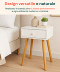 Comodino in bambù bianco posizionato accanto al divano, design versatile e naturale che si adatta a ogni ambiente moderno