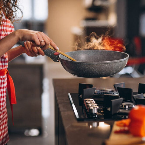 Cottura professionale con fiamma alta, manico removibile sicuro e superficie effetto pietra antiaderente per risultati perfetti