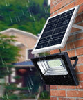 Faretto solare LED installato su parete esterna resistente alla pioggia - Illuminazione impermeabile IP66 per esterni con pannello solare integrato per risparmio energetico