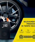 Compressore d'aria portatile in uso per gonfiare pneumatici auto con rilevamento pressione in tempo reale e display LCD retroilluminato