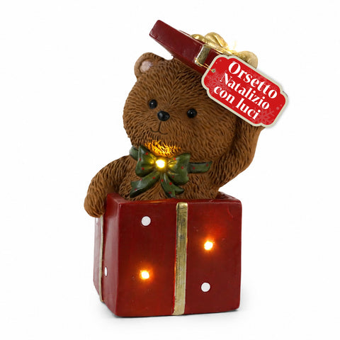 Orsetto natalizio in poliresina con pacco regalo, 2 varianti, luci LED puntuali, alimentazione a batterie, finiture curate, base stabile