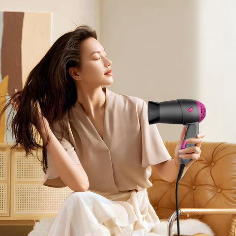 Donna che utilizza phon da viaggio Zephir 1200W per asciugare i capelli, asciugacapelli compatto con 2 velocità per styling quotidiano