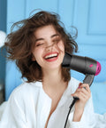 Ragazza sorridente che utilizza phon da viaggio Zephir 1200W per styling quotidiano, asciugacapelli con 2 velocità per ogni tipo di capello