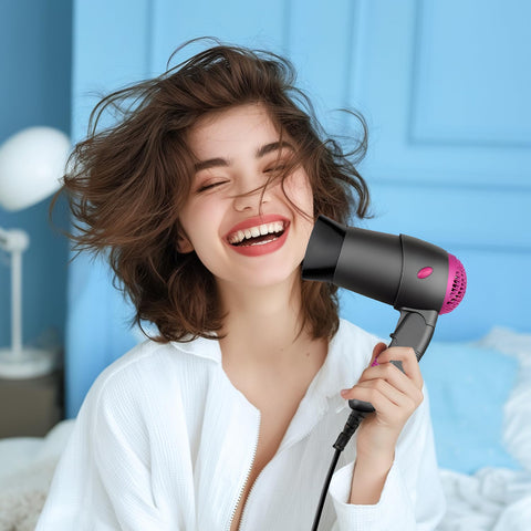 Ragazza sorridente che utilizza phon da viaggio Zephir 1200W per styling quotidiano, asciugacapelli con 2 velocità per ogni tipo di capello