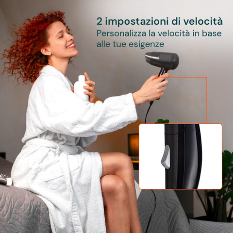 Phon Easy2Love con 2 impostazioni di velocità per personalizzare in base alle esigenze, donna con capelli ricci in accappatoio