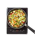 Piastra induzione Wintem 1800W con verdure miste colorate in padella, display LCD digitale, cottura precisa e uniforme