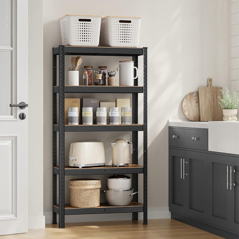 Scaffale in cucina per organizzazione dispensa con barattoli, elettrodomestici, contenitori e accessori da cucina