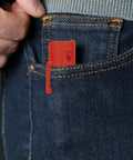 Spray al peperoncino Scudo Pro discretamente riposto nella tasca dei jeans, formato ultra-compatto per protezione personale quotidiana sempre a portata di mano