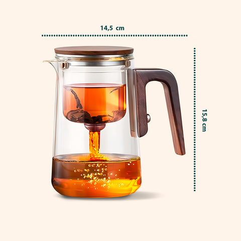Teiera vetro borosilicato con dimensioni precise 14,5x15,8 cm durante infusione tè, manico legno e coperchio ermetico