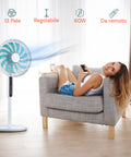 Ventilatore a piantana 60W con 13 pale regolabile in altezza, donna rilassata su poltrona con telecomando per controllo a distanza