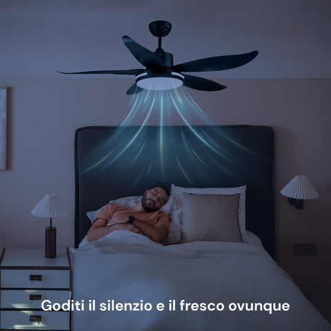 Ventilatore da soffitto silenzioso nero in camera da letto notturna con circolazione aria fresca