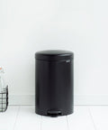 immagine-4-brabantia-pattumiera-a-pedale-in-acciaio-nero-20l-ean-8710755114106