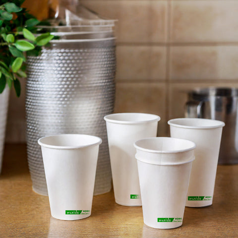 Versare A Mano Acqua Pura Fresca Di Bottiglia In Un Bicchiere Sul Tavolo Con Gocce D Versando L Si Perde Assistenza Sanitaria E Il Image184332229 Versare A Mano Acqua Pura Fresca Di Bottiglia In Un Bicchiere Sul Tavolo Con Gocce D Versando L Si Perde Assistenza Sanitaria E Il Image184332229